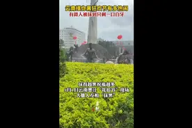 云南摸你黑狂欢节有多热闹，有路人被抹到只剩一口白牙图片