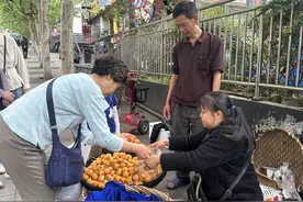 这对残疾人夫妇经营的路边小摊，五一节生意特别好……图片