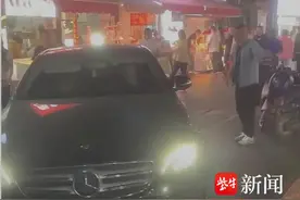 一外地车辆误入扬州古街，陷进人潮中进退不得图片