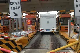 事发南宁东收费站，一房车不慎撞坏限高杆！图片