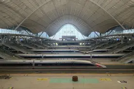 假期最后一天，返程列车密集开行，武汉站高铁发车密度堪比地铁图片