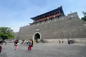 五一消费观察|游客买煎包排队一小时，“感觉烟火气又回来了”图片