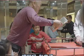 大爷单手拿起价值千万金砖，可带走？招远文旅：稍后回应图片