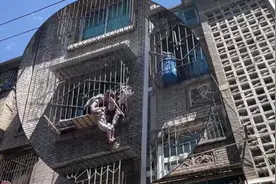 危险！2岁女童悬吊在半空中，摇摇欲坠……图片