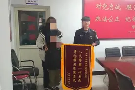 电话手表丢失，孩子伤心难过！民警迅速查找帮其找回，孩子破涕为笑！图片