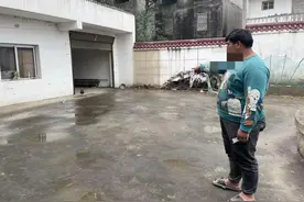 骗取老奶奶家养母鸡，民警：抓！图片