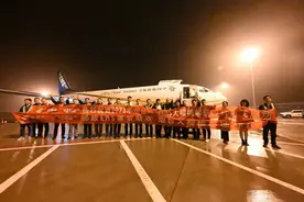 风雨风阻，只为最新鲜！邮政EMS“樱桃航班”凌晨首航图片