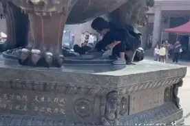 长城调查｜上海静安寺捡祈福硬币事件：男子将硬币放入功德箱图片