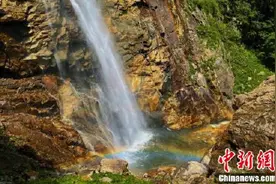 如梦如幻！陕西秦岭山间现彩虹飞瀑图片