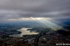 立夏前夕，泰城上空现“丁达尔现象”，美不胜收图片