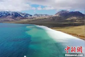 新疆赛里木湖融冰期冰潮涌动 仿若“蓝冰拼图”图片