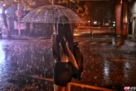 【每日一图@湖南】多彩的长沙雨夜，光影与雨水交织图片