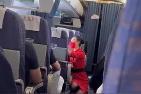 飞机遇气流发生颠簸乘客情绪失控，乘务员这样做让他安心图片