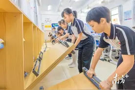 小学生午休从“趴着睡”到“躺睡”，幸福背后有他们的努力图片