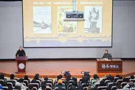 易中天对话李东珅：很多事情是机缘巧合，你自己并不完全知道方向图片