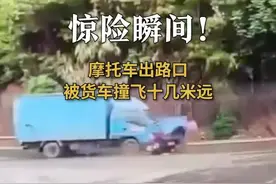 惊险瞬间！摩托车出路口被货车撞飞十几米图片