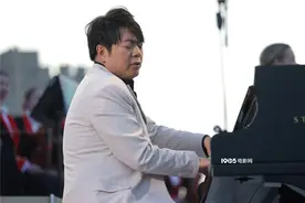 郎朗出席英国国王加冕音乐会 沉浸弹奏《花木兰》图片