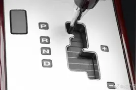 等红绿灯要不要挂空挡？图片