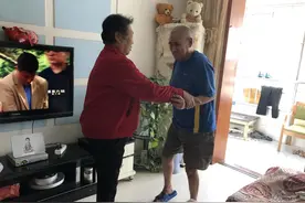 贤嫂如母，她照顾残疾小叔子十年如一日图片