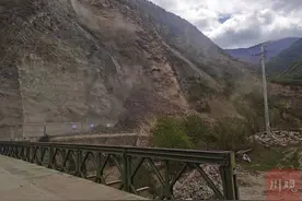 国道213线松潘青云镇山体高位垮塌，暂无法通行图片