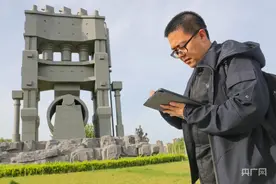 【激扬青春】最佳“私人定制”  高校青年教师为毕业生手绘千余幅画像图片