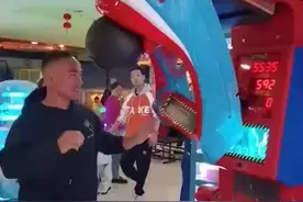 搏击教练一拳打坏拳击测力器 场面很尴尬图片