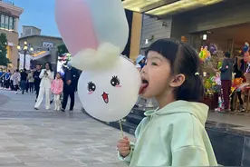 姥爷镜头里的外孙女——吃棉花糖的小馋猫图片