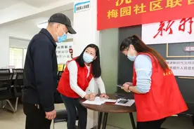 武汉有个“美妈帮帮团”：平均年龄35岁，她们为老人洗晒衣被，帮助受灾家庭重回正轨图片