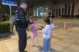 6岁女孩求助“找爸爸”，巡逻特警温柔相助图片
