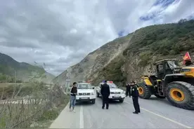 G213松潘境内塌方路段，出行提示→图片
