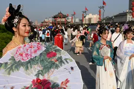 唐装汉服轻舞 激活文旅融合新活力图片