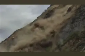 国道213线松潘县境内发生山体垮塌 交警：10日起对事发路段临时交通管制图片