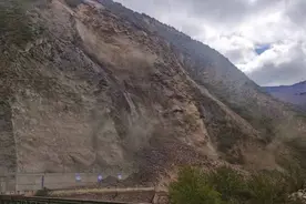 国道213松潘县山体垮塌临时交通管制 解除时间目前待定图片