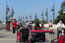 迪士尼里大量露营车，城管蜀黍出手了！非迪士尼官方提供，有人投诉占用公共通道影响交通和游园图片