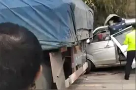 广东梅州一面包车疑与货车相撞，现场有人员伤亡图片