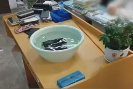 老师让学生把手机泡水盆里，教育局：已批评教育，如果损坏要赔偿图片