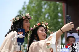 体验钻木取火 学习“三商”文化 外国网红解锁商丘传奇密码图片