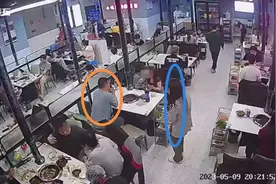 三男子烤肉店骚扰女性被劝后围殴店员 老板：店员是我侄子不满18岁图片