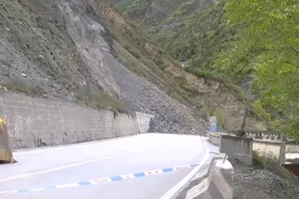 国道213线松潘青云镇部分路段山体高位垮塌 预计40至50天恢复临时通行图片