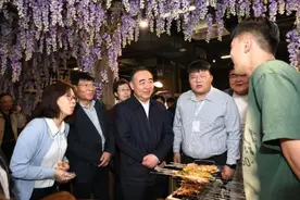 昨晚，安徽两位市委书记“逛夜市”图片