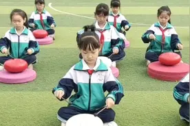 果然视频∣表达爱意！德州一小学社团学生表演《世上只有妈妈好》图片