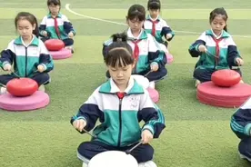 果然视频∣表达爱意！德州一小学社团学生表演《世上只有妈妈好》图片