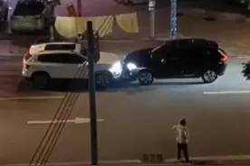 夜间马路上两轿车正面对撞，珠海交警：调查中图片