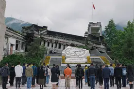 汶川地震十五年：缅怀逝者，向上生长 | 新京报社论图片