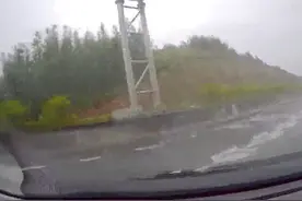 车辆雨天在高速打滑失控 当事人：现在依旧很后怕图片