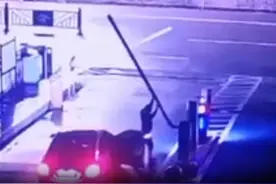 30秒｜门禁拦住去路，男子徒手掰断被拘10日图片