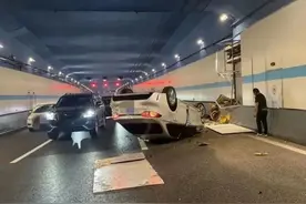 “一二三！”隧道里，他们抬起了一辆车图片