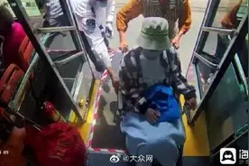 暖心一幕！残疾人坐轮椅乘车不便，公交司机伸出援手图片