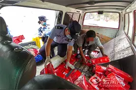 瑞丽边检站查获一起走私冒牌香烟案图片