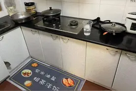糊涂主人出门忘关火，锅被烧干，险酿火灾图片